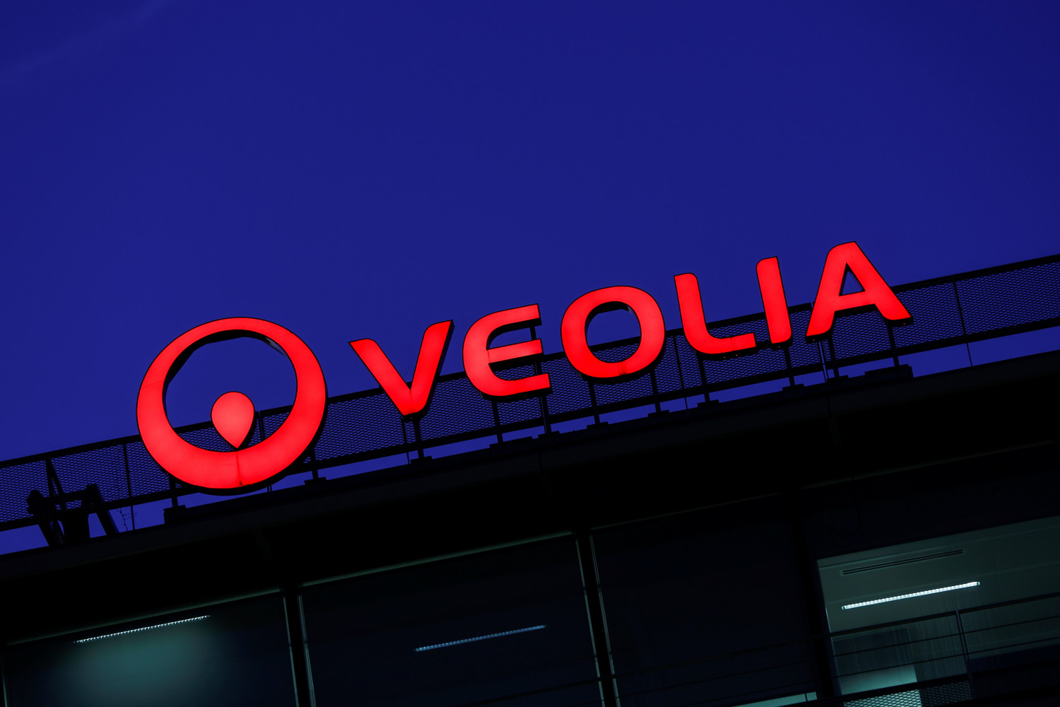le logo de veolia environnement sur son siege a paris 