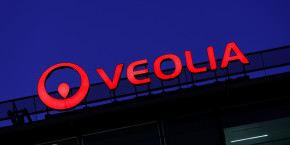 le logo de veolia environnement sur son siege a paris le logo de veolia environnement sur son siege a paris
