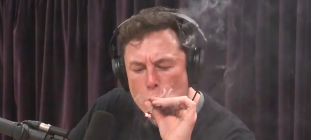 Elon Musk bromea sobre Tesla y el cannabis tras rebasar los 420 dólares