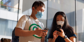 un client et une vendeuse regardant un iphone dans un apple store a pekin 