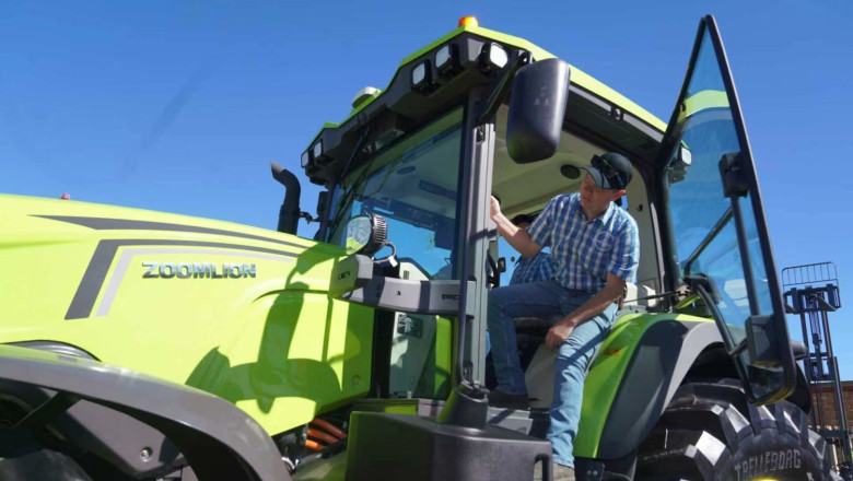 Un cliente prueba el tractor híbrido DV3504 de Zoomlion en NAMPO Harvest Day 2026 (Día de la cosecha de NAMPO 2026), celebrada en Sudáfrica el 12 de mayo. 231acf39e33f13402c81004afd388d54 20260531110005