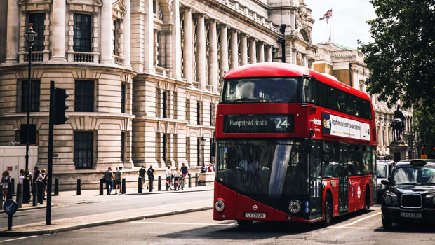 dl ville de londres rue bus taxe taxi noir piétons transport pour londres tfl trajets quotidiens travail mile carré quartier financier commerce finance unsplash