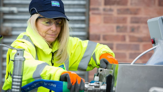 dl severn trent trabajador de agua plomería ftse 100 min