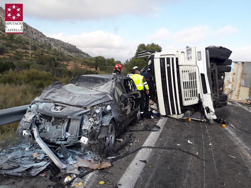 ep accidente entre un coche y un camion en la ap-7 ep accidente entre un coche y un camion en la ap-7
