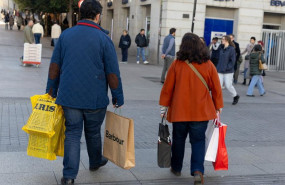 ep archivo dos personas llevando varias bolsas de compra de distintos comercios ep archivo dos personas llevando varias bolsas de compra de distintos comercios