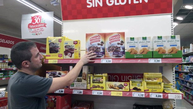 ep archivo   estanteria de supermercado con productos sin gluten