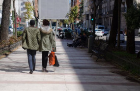 ep archivo   gente paseando por la calle tras hacer unas compras