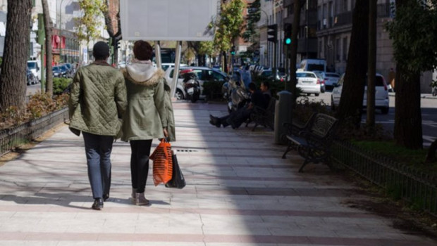 ep archivo   gente paseando por la calle tras hacer unas compras