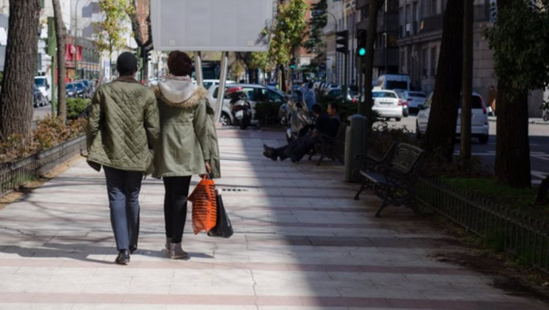 Archivo - Gente paseando por la calle tras hacer unas compras | EUROPA PRESS - Archivo ep archivo gente paseando por la calle tras hacer unas compras
