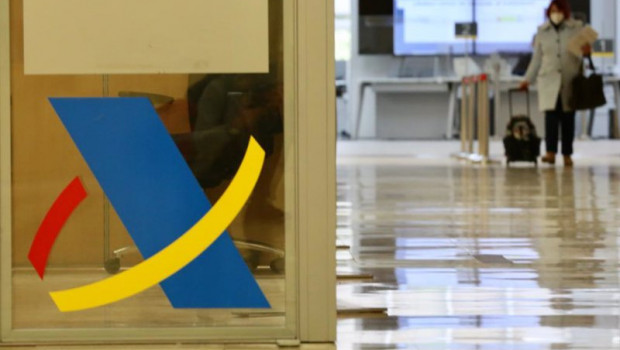 ep archivo   logotipo de la agencia tributaria en una mampara en una oficina de dicha agencia en
