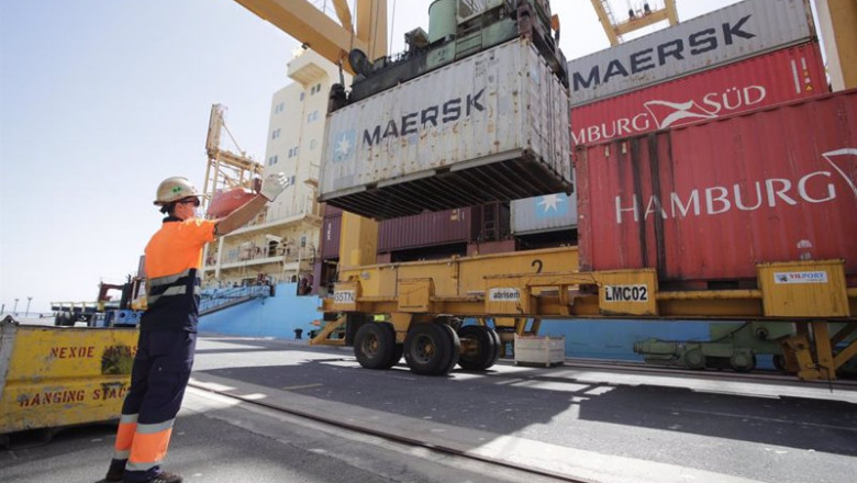 ep archivo operaciones de estiba durante la escala tecnica de contenedores nexo maersk ep archivo operaciones de estiba durante la escala tecnica de contenedores nexo maersk