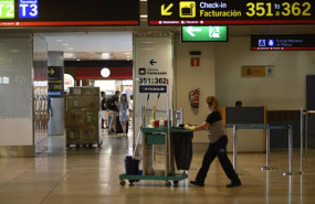 ep archivo   personal de limpieza en el aeropuerto de madrid barajas adolfo suarez