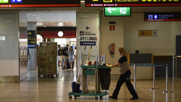 ep archivo   personal de limpieza en el aeropuerto de madrid barajas adolfo suarez