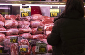 ep archivo   piezas de ternera expuestas en una carniceria en un puesto de un mercado a 15 de marzo