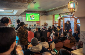 ep archivo   seguidores marroquies siguen el partido de futbol entre croacia y marruecos del mundial