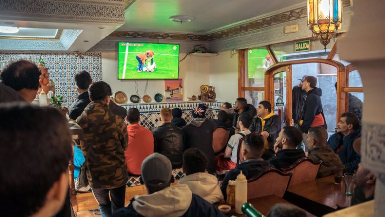 ep archivo   seguidores marroquies siguen el partido de futbol entre croacia y marruecos del mundial