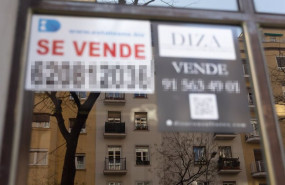 ep archivo   un cartel de se vende pegado en un portal en una imagen de archivo