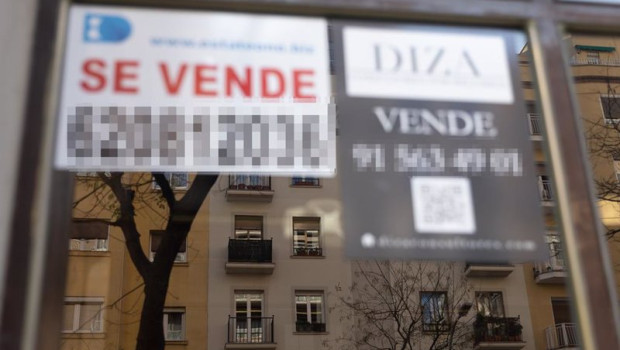 ep archivo   un cartel de se vende pegado en un portal en una imagen de archivo