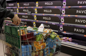 ep archivo un cliente realiza la compra en un supermercado 20230331091503 ep archivo un cliente realiza la compra en un supermercado 20230331091503