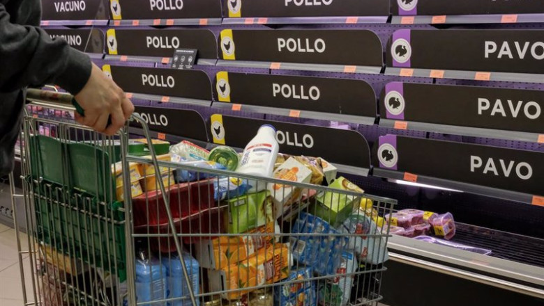 ep archivo un cliente realiza la compra en un supermercado 20230331091503 ep archivo un cliente realiza la compra en un supermercado 20230331091503