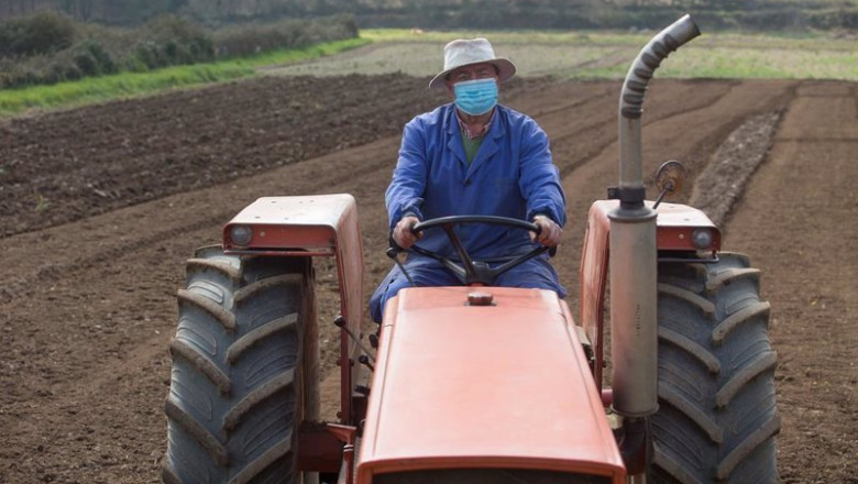 ep archivo un hombre ara sus fincas con el tractor en lugo galicia ep archivo un hombre ara sus fincas con el tractor en lugo galicia