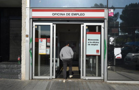 ep archivo   un hombre entrando en una oficina de empleo