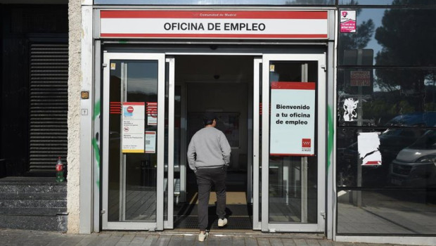 ep archivo   un hombre entrando en una oficina de empleo