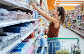 ep archivo   una mujer comprando