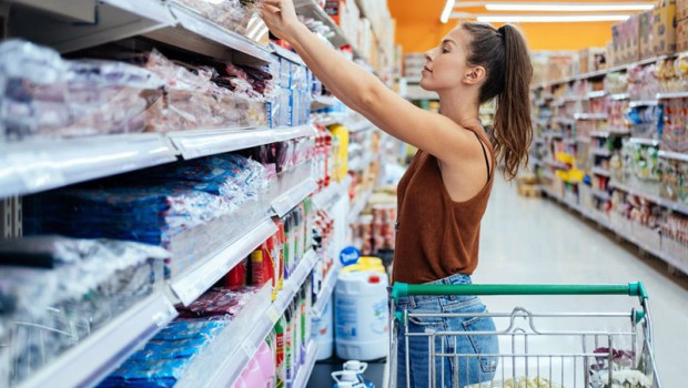 ep archivo   una mujer comprando