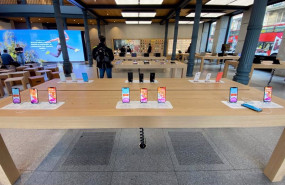 ep archivo   varios smartphones de la marca apple en la tienda de apple en la puerta del sol en