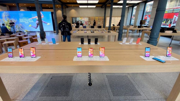 ep archivo   varios smartphones de la marca apple en la tienda de apple en la puerta del sol en