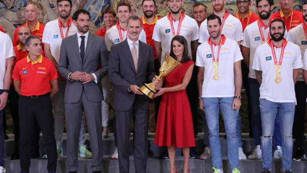 ep audiencia de los reyes felipe y letizia a la seleccion nacional de baloncesto ganadora de la copa