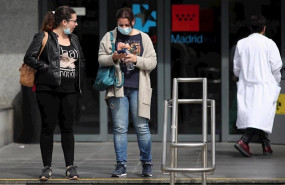 ep dos mujeres protegidas con mascarilla a las afueras del hospital de la paz