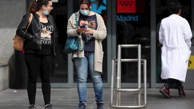 ep dos mujeres protegidas con mascarilla a las afueras del hospital de la paz