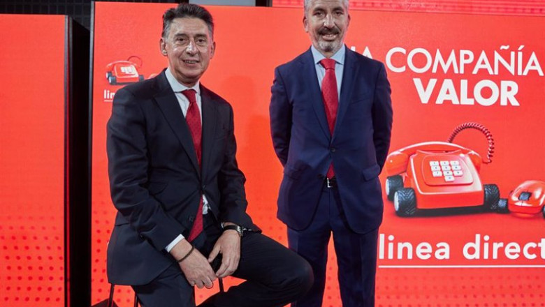 El consejero delegado de Línea Directa, Miguel Ángel Merino, y el director financiero, Carlos Rodríguez, en el acto de salida a Bolsa de la compañía, a 29 de abril de 2021 en el Palacio de la Bolsa de Madrid (España) | LÍNEA DIRECTA ep el consejero delegado de linea directa miguel angel merino y el director financiero carlos
