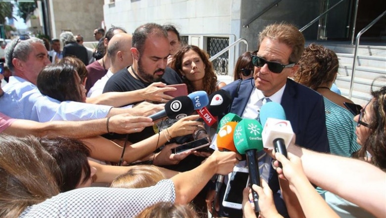 Esteban Hernández, abogado de Ana Julia Quezada, en declaraciones a la prensa después de salir de la Audiencia de Almería, en la primera la primera sesión del juicio por el asesinato del niño Gabriel Cruz Ramírez. | Rafael González - Europa Press ep esteban hernandez abogado de ana julia quezada en declaraciones a la prensa despues de salir de