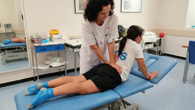 Hospital Regional de Málaga fisioterapeuta fisio metodo McKenzie camilla tratamiento lumbares rehabilitación | JUNTA DE ANDALUCÍA - Archivo ep hospital regional de malaga fisioterapeuta fisio metodo mckenzie camilla tratamiento lumbares
