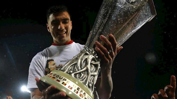 ep jose antonio reyes celebra un titulo de la europa league con el sevilla fc