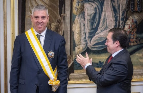 ep jose vicente de los mozos recibe la gran cruz de isabel la catolica