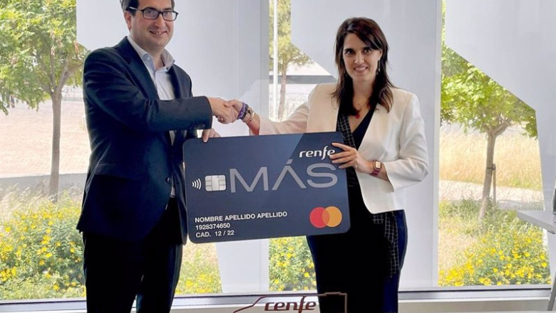 La directora general de Renfe Viajeros, Sonia Araujo, y el director de BBVA en España, Peio Belausteguigoitia, durante la firma para lanzar una tarjeta de crédito asociada al programa de fidelización Más Renfe | BBVA ep la directora general de renfe viajeros sonia araujo y el director de bbva en espana peio