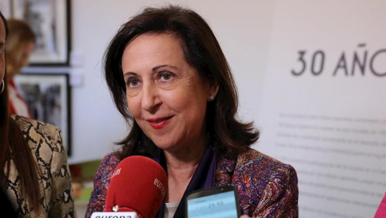 La ministra de defensa, Margarita Robles hablando con los medios de comunicación en su visita a la exposición fotográfica ` 30 años de Misiones de Paz´ | Jesús Hellín - Europa Press - Archivo ep la ministra de defensa margarita robles hablando con los medios de comunicacion en su visita a la