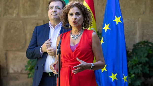 ep la ministra de hacienda maria jesus montero y el presidente de la junta guillermo fernandez vara