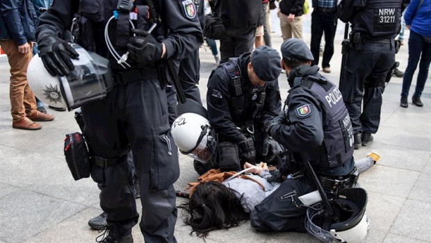 ep la policia arresta a un manifestante en colonia