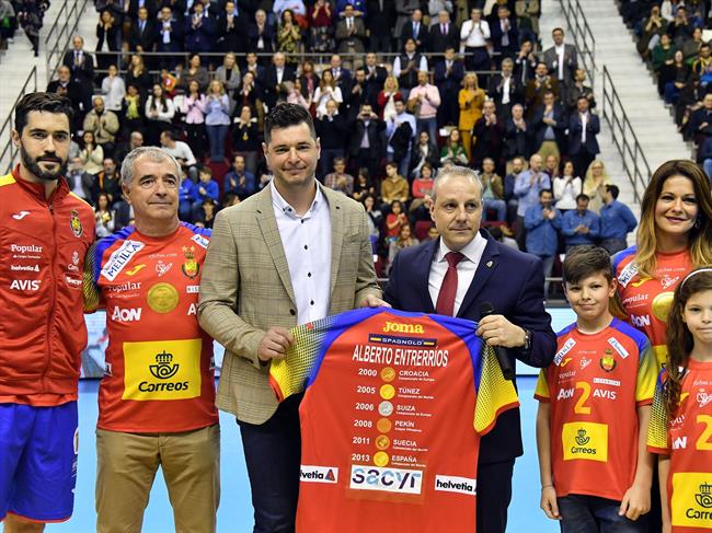 La RFEB retira el '2' de Alberto Entrerríos en la fiesta Hispana del Quijote Are | JUAN LUIS RECIO/RFEBM ep la rfeb retira el 2 de alberto entrerriosla fiesta hispanaquijote are