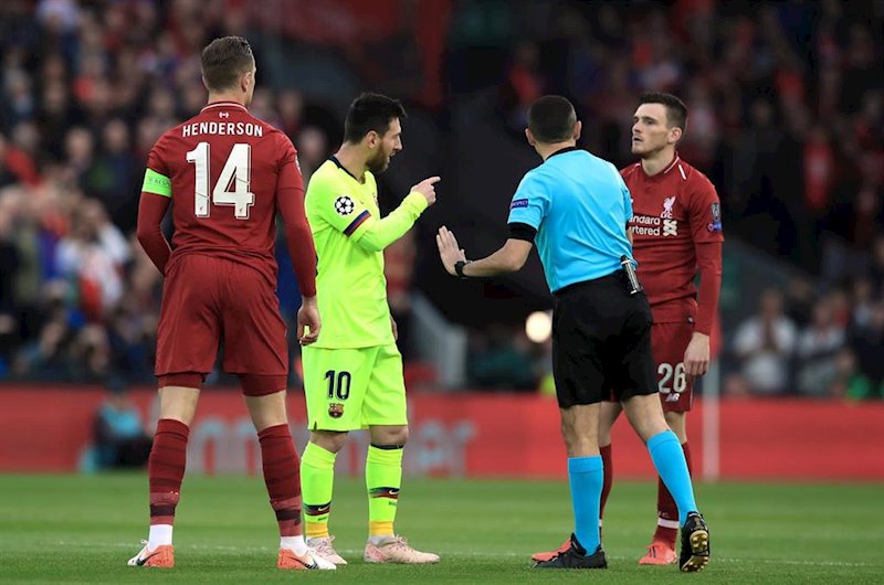ep leo messi con el arbitro cuneyt cakir durante el liverpool-fc barcelona