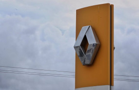 ep logo de renault en un concesionario