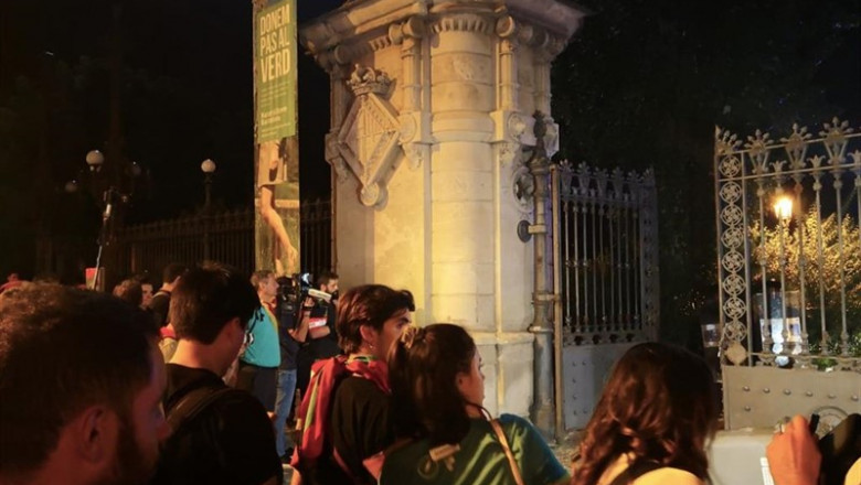Los concentrados ante el Parlament durante la Diada, desalojados por los Mossos fuera del parque de la Ciutadella | EUROPA PRESS ep los concentrados ante el parlament durante la diada desalojados por los mossos fuera del parque