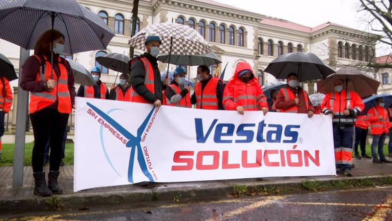 Protesta de trabajadores de Vestas frente a la Xunta | EUROPA PRESS ep protesta de trabajadores de vestas frente a la xunta