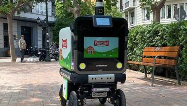 ep robot de pascual realizando entrega de hosteleria