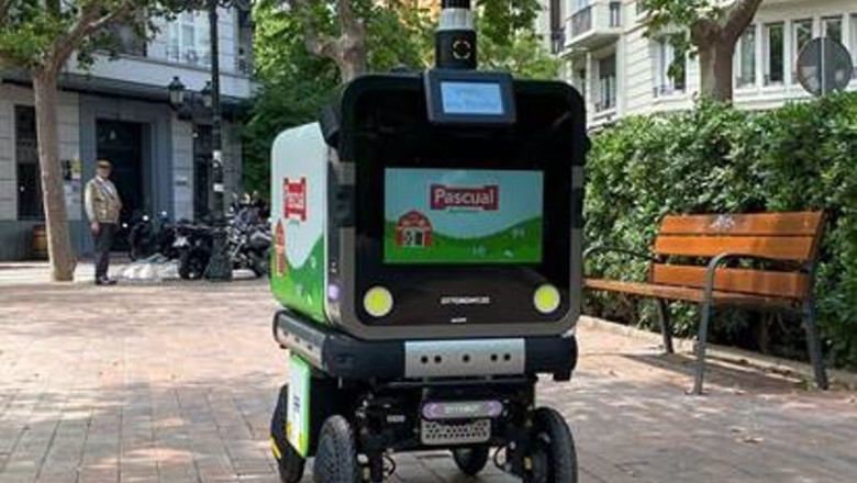 ep robot de pascual realizando entrega de hosteleria ep robot de pascual realizando entrega de hosteleria